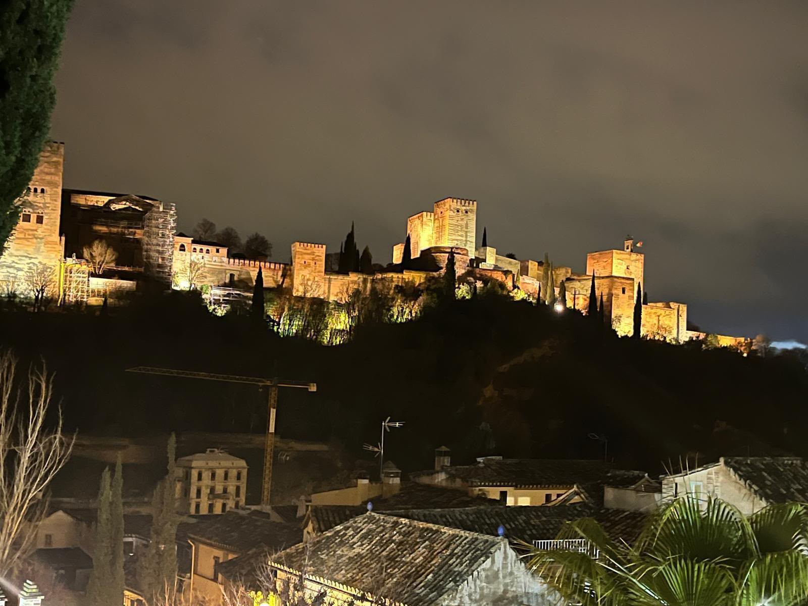 La Alhambra de noche desde la casa