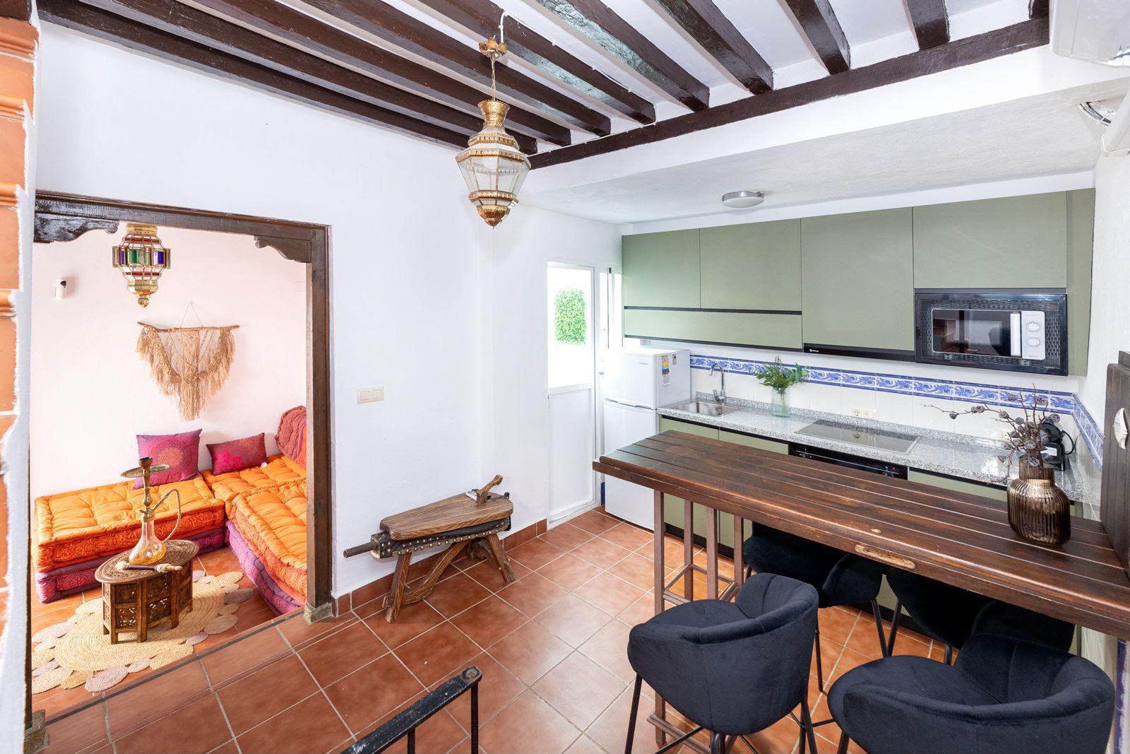 Cocina office con barra y salón