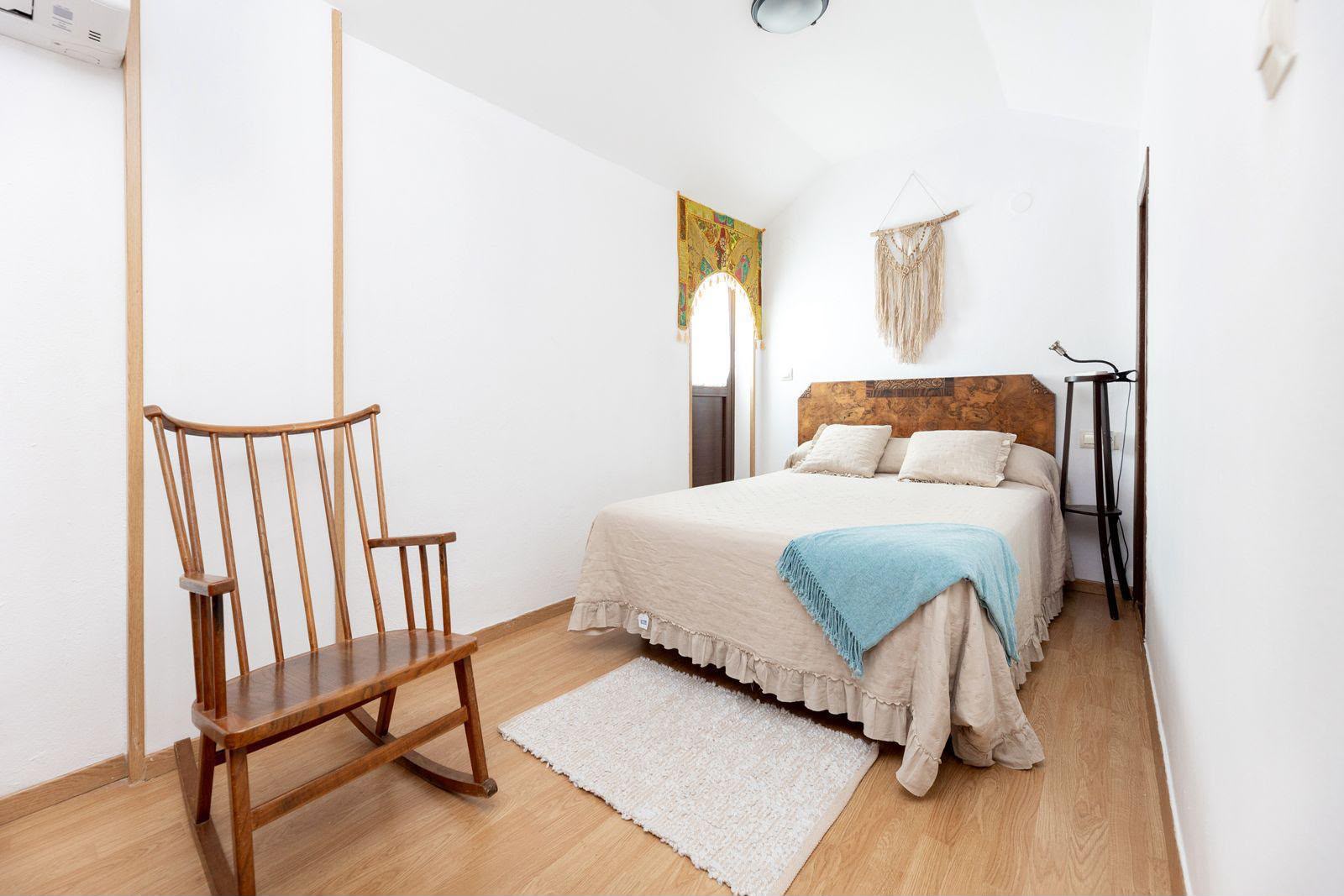 Dormitorio con mecedora