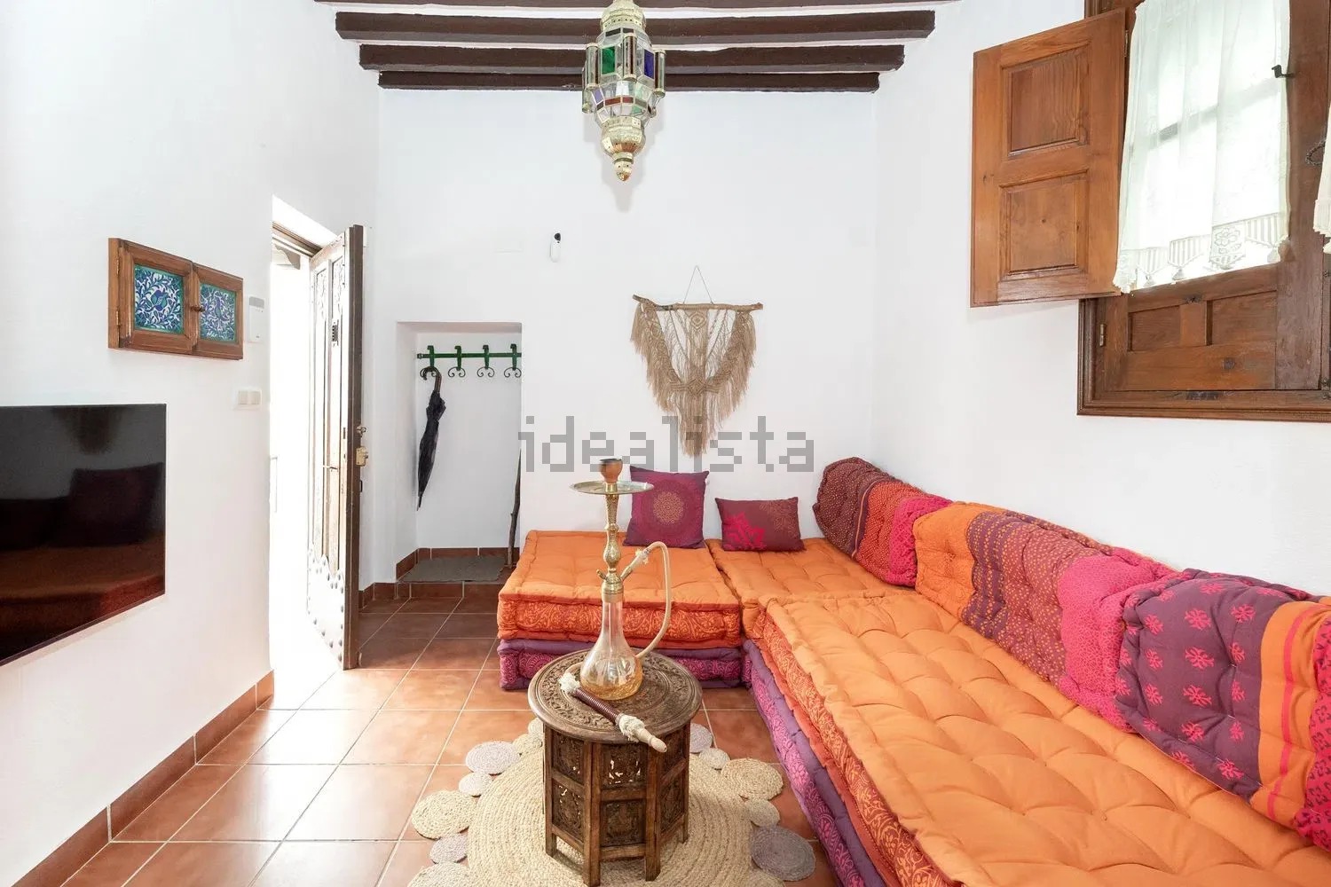 Salón con asientos bajos