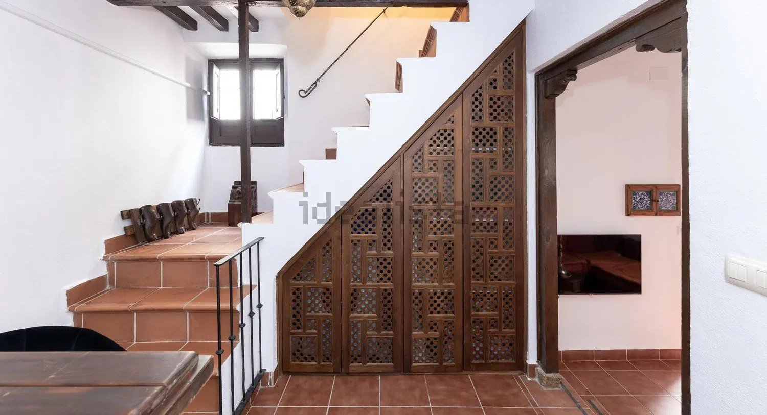 Escalera y armarios de celosía