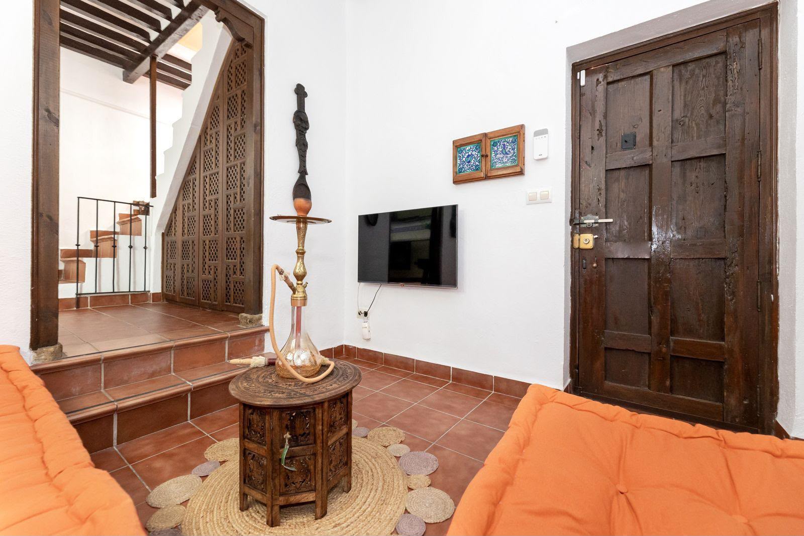 Salón principal de techos altos y vigas de madera